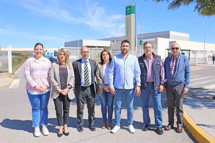 Ruiz y Pedregosa (centro), junto a otros cargos públicos y orgánicos del PSOE, ante el Hospital de Peñarroya.