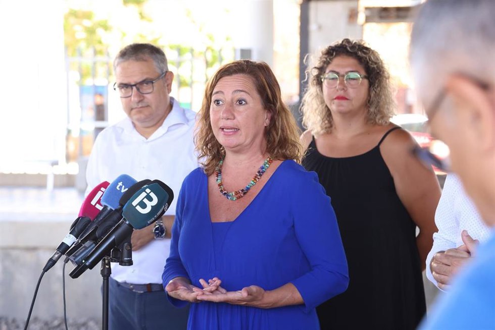 Archivo - La presidenta del Govern, Francina Armengol, en rueda de prensa.
