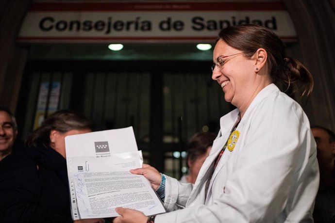 La portavoz de AMYTS, Ángela Hernández, atiende a los medios frente a la Consejería de Sanidad,