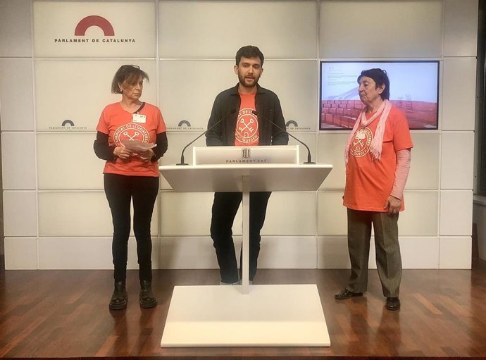 Portavoz y afectadas del Sindicat de Llogateres, en rueda de prensa desde el Parlament.