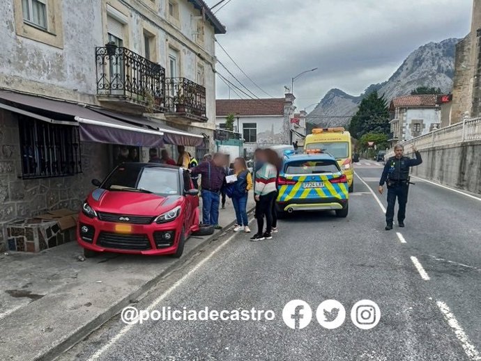 Lugar donde el conductor ha arrolado a varios vehículos en Santullán