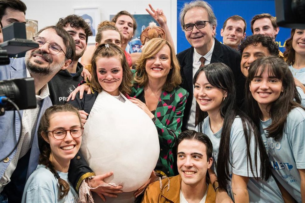 La ministra de Educación y Formación Profesional, Pilar Alegría (c), y el ministro de Universidades, Joan Subirats (2d), durante la inauguración de la feria Aula 2023, en la IFEMA de Madrid, a 22 de marzo de 2023, en Madrid (España). 