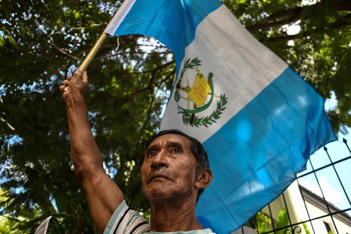 Archivo - Un manifestante guatemalteco.