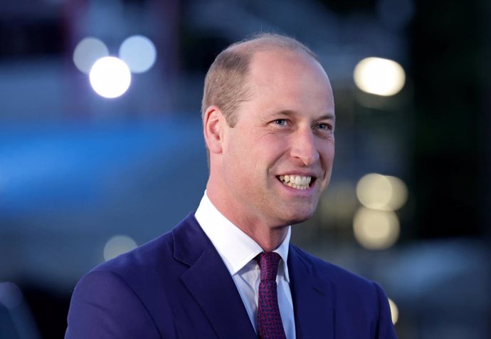 Archivo - 02 June 2022, United Kingdom, London: Prince William, Duke of Cambridge, attends the lighting of the Principal beacon at the Tree of Trees sculpture outside Buckingham Palace, on day one of the Queen Elizabeth II's Platinum Jubilee celebration