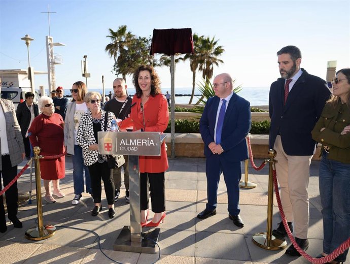 La alcaldesa de Almería, María del Mar Vázquez, en el homenaje a Diego García