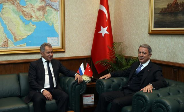 Archivo - El ministro de Defensa de Rusia, Sergei Shoigu (I), junto a su par turco, Hulusi Akar (D), en Ankara,Turquía