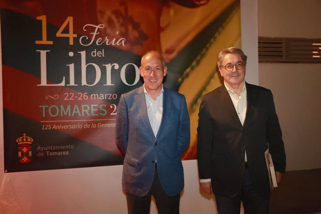 El escritor Andrés Trapiello inaugura la XIV edición de la Feria del Libro de Tomares (Sevilla)