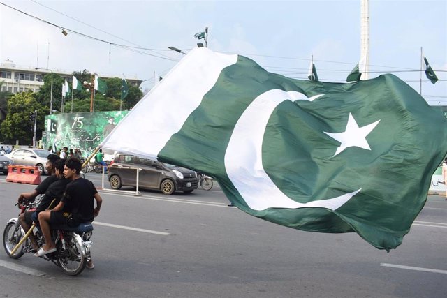 Una bandera de Pakistán en Lahore