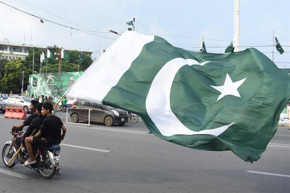 Una bandera de Pakistán en Lahore