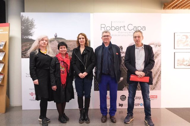 La consellera de Justicia, Derechos y Memoria, Gemma Ubasart, y el director de Memorial Democràtic, Jordi Font, en la inauguración de dos exposiciones dedicadas a refugiados bélicos