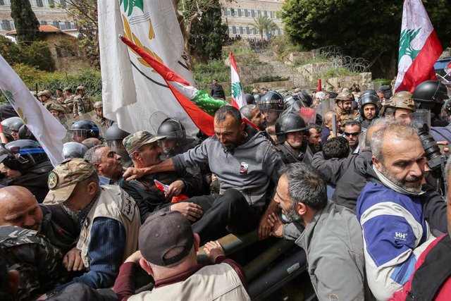 Personal militar retirado se manifiesta este miércoles en Beirut, Líbano