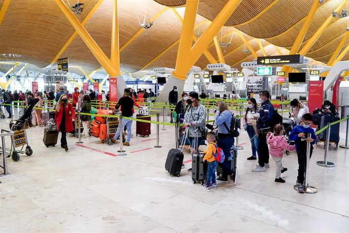 Archivo - Varias personas hacen cola en la T4 del aeropuerto Adolfo Suárez, Madrid-Barajas durante el primer día laboral tras el estado de alarma, a 10 de mayo de 2021, en Madrid (España). Tras el fin del segundo estado de alarma, que tuvo lugar ayer do