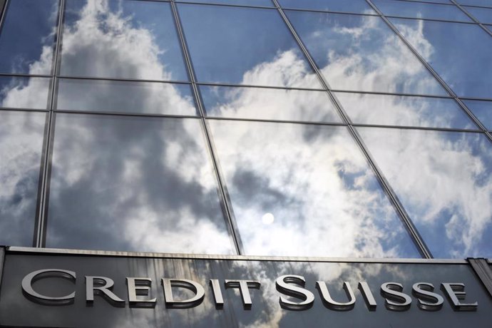 Archivo - FILED - 14 July 2010, Hesse, Frankfurt_Main: A general view of the Credit Suisse bank logo placed onto the main entrance of the bank's branch in Frankfurt. Switzerland's financial supervisory authority Finma said Tuesday thatit was bringing c