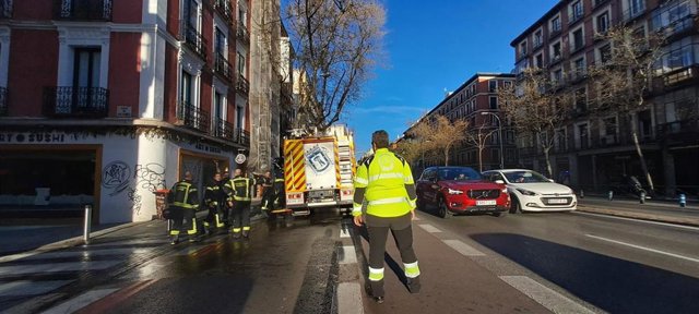 Bomberos Madrid interviene en la calle Carranza para extinguir un incendio.