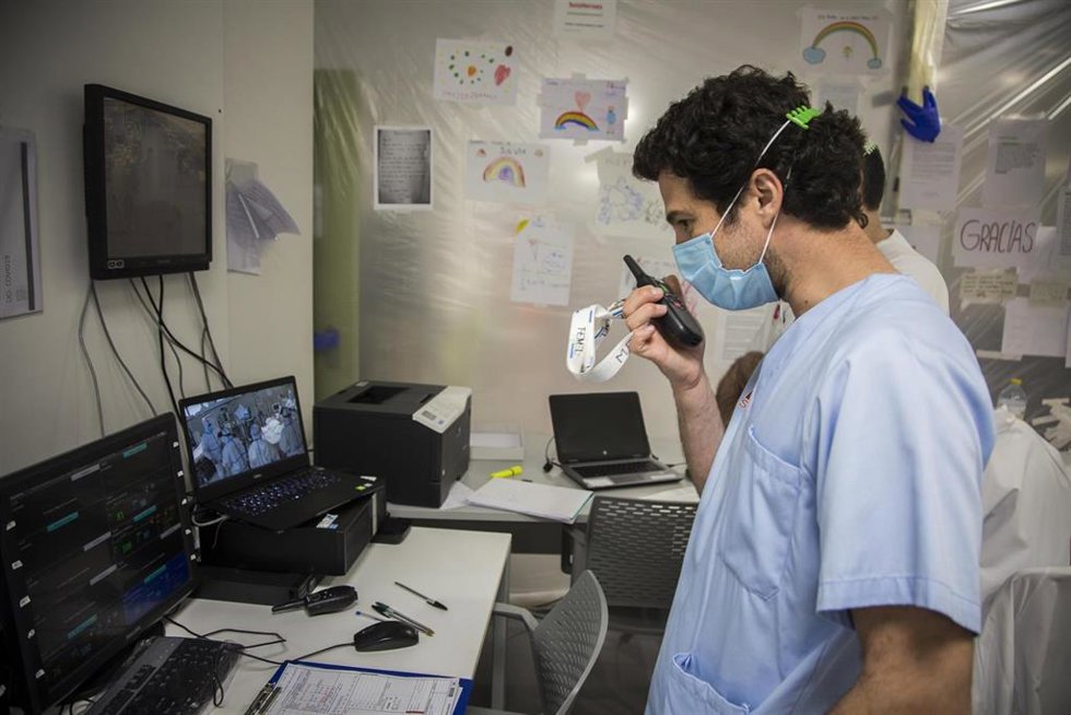 Archivo - Personal sanitario en Valdecilla