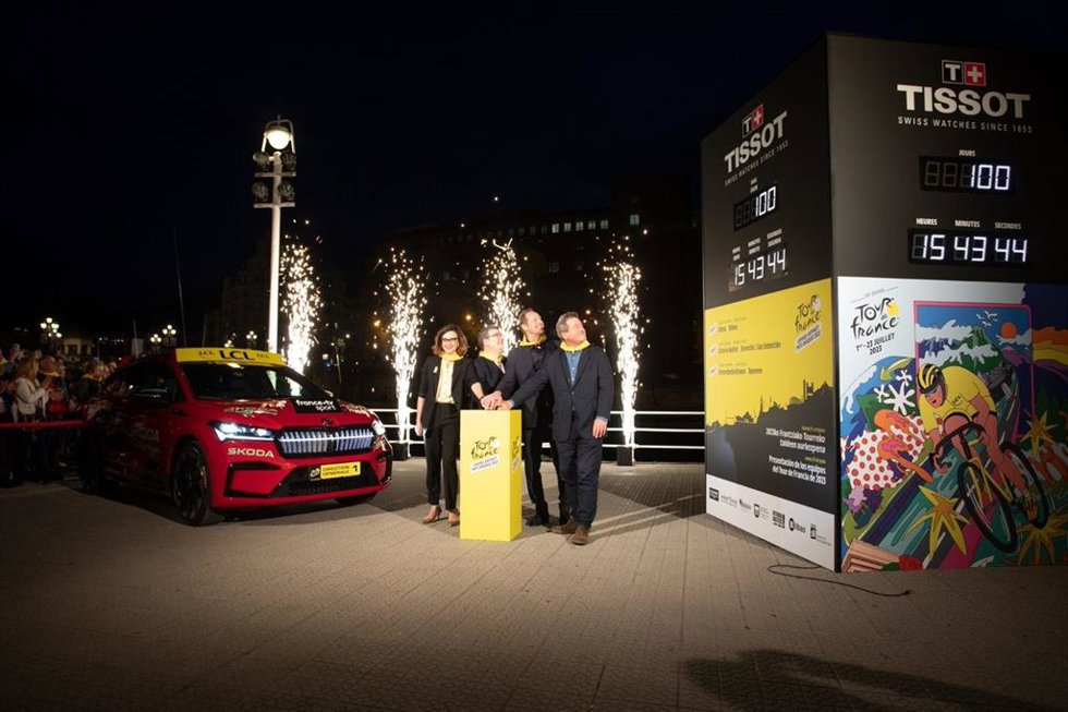 Tissot inaugura el reloj de cuenta atrás a 100 días del inicio del Tour en Bilbao.