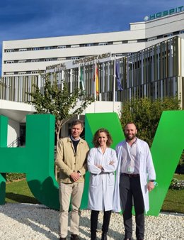 Jesús Rodríguez Baño, Belén Gutiérrez y Salvador Pérez, del Hospital Virgen Macarena de Sevilla.