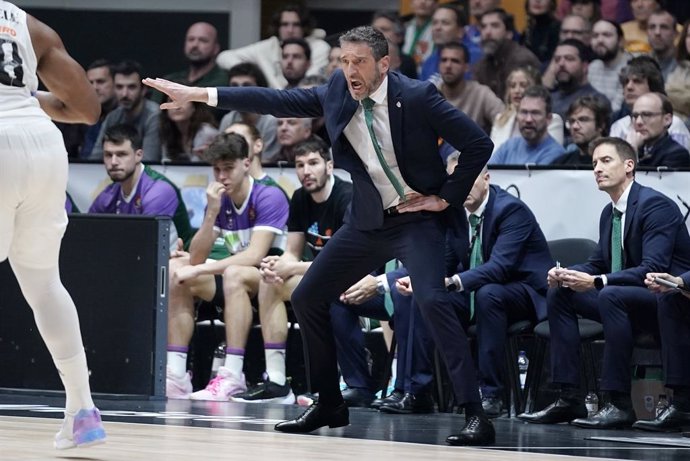 Archivo - Boston viste el equipo técnico del Unicaja Baloncesto