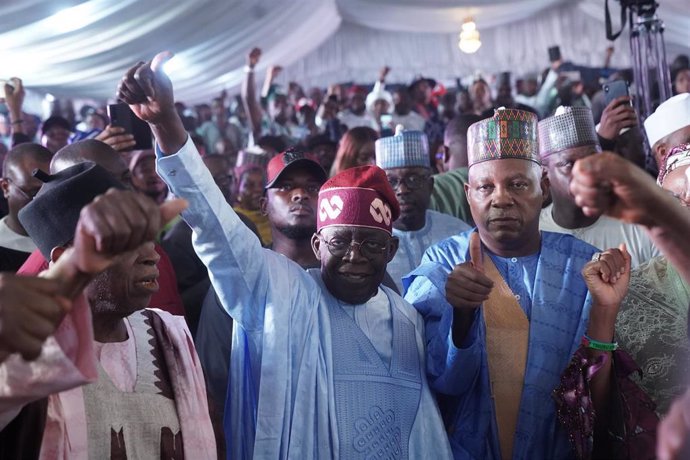 El presidente electo de Nigeria, Bola Tinubu, celebra su victoria en las elecciones presidenciales