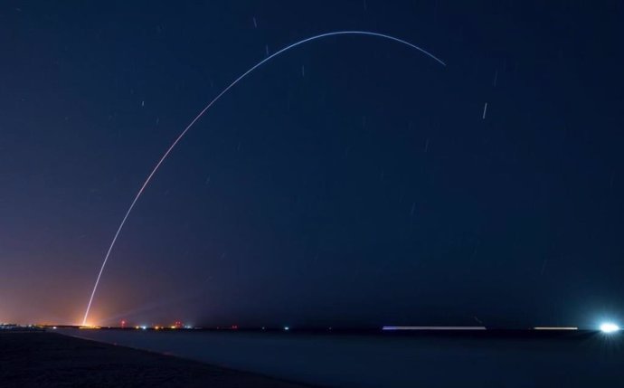 Estela dejada por el primer cohete impreso en 3D tras su lanzamiento desde Cabo Cañaveral