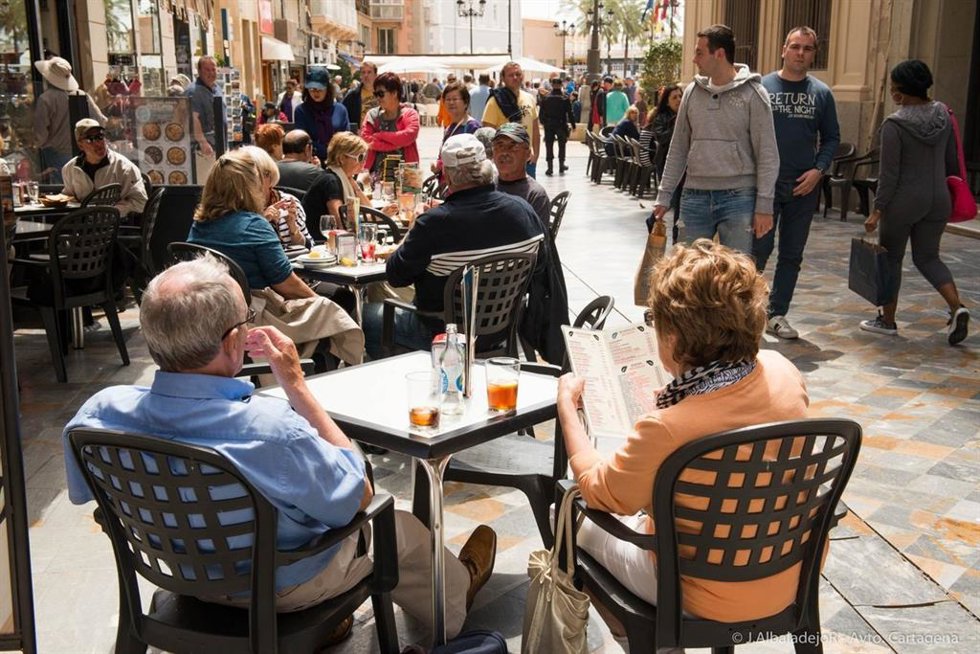 Archivo - Turistas de los dos cruceros atracados en el puerto en las terrazas de la calle Mayor.