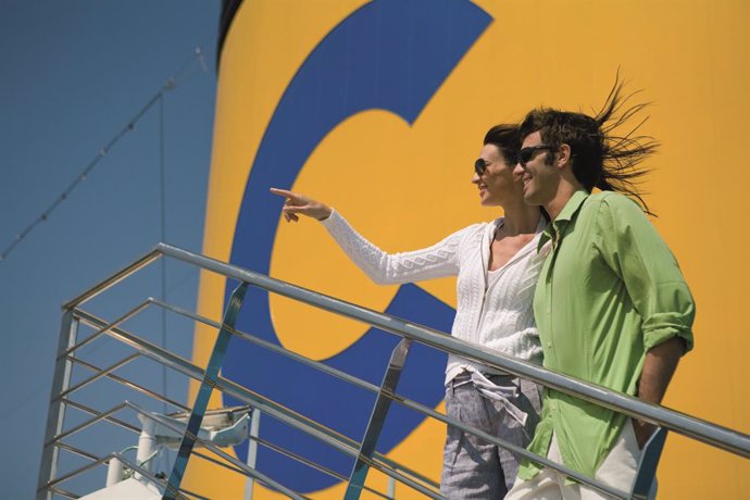 Archivo - Pareja a bordo de un barco de Costa Cruceros