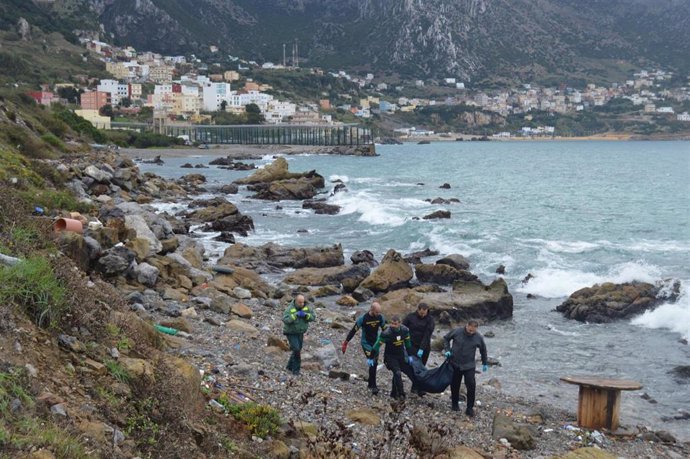 Archivo - Recuperación de un cadáver cerca de la costa de Ceuta en una imagen de archivo