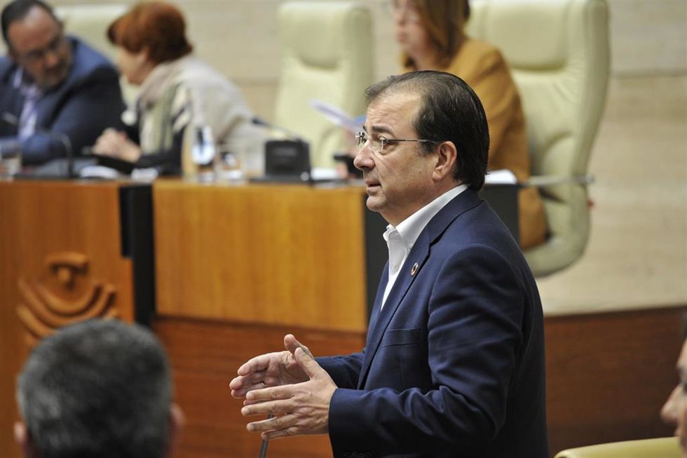 El presidente de la Junta de Extremadura, Guillermo Fernández Vara, en el último pleno de la X Legislatura.