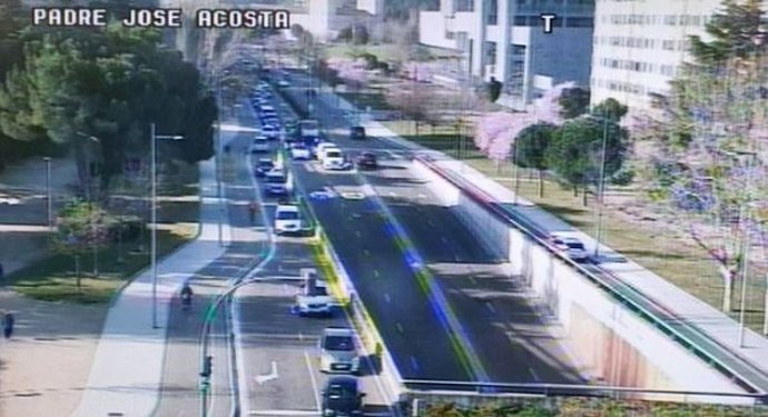 Imagen de las cámaras de tráfico del acceso al túnel de la avenida de Salamanca en Valladolid, con el desvío por el vial del enlace con la avenida Sánchez Arjona.