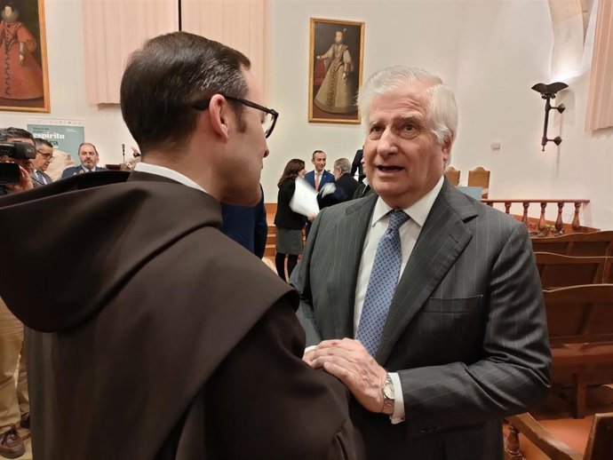 El duque de Alba, Carlos Fitz-James Stuart, saluda al prior de los Carmelitas de Alba de Tormes, Miguel Ángel González.