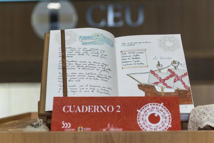 Detalle de uno de los Cuadernos de Bitácora que ha recorrido colegios de diversos países recogiendo las aportaciones de los escolares sobre la travesía de Magallanes y Elcano, en su 500 aniversario.