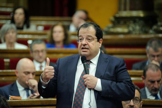 El conseller de Interior, Joan Ignasi Elena, interviene durante una sesión plenaria en el Parlament, a 22 de marzo de 2023, en Barcelona, Catalunya (España). 
