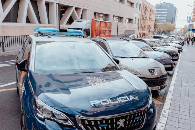 Un coche de policía frente a la Comisaría Provincial de Alicante.