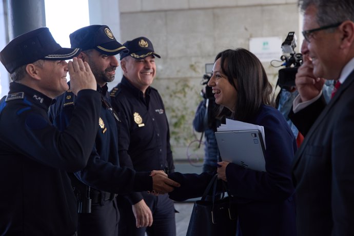 Mercedes González saludando a policías nacionales a su llegada a Parla