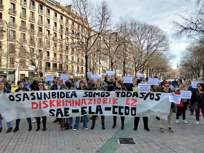 Imagen de la concentración de SAE, ELA y CCOO frente al Parlamento foral.