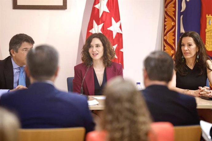 La presidenta de la Comunidad de Madrid, Isabel Díaz Ayuso, preside la reunión del Grupo Parlamentario Popular.