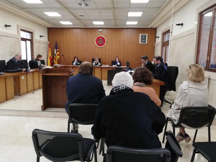 Los cuatro acusados, antes de comenzar el juicio en la Audiencia Provincial.