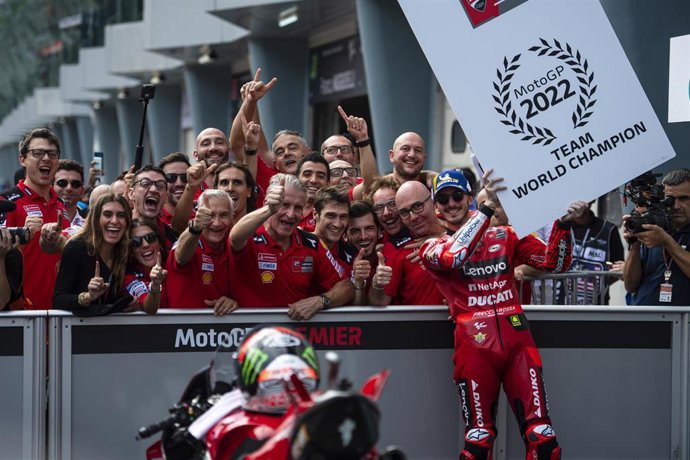 Archivo - Francesco Bagnaia y Ducati celebran el título mundial de equipos de 2022
