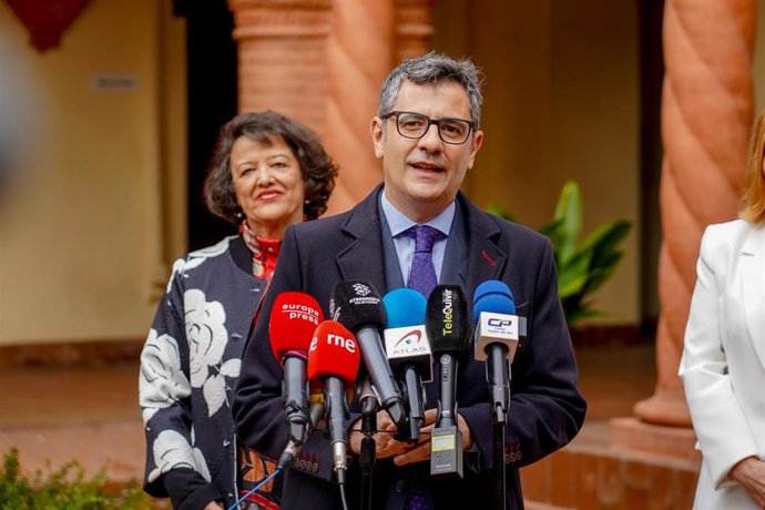 El ministro de la Presidencia, Relaciones con las Cortes y Memoria Democrática, Félix Bolaños, en declaraciones a la prensa después de visitar el Ayuntamiento de Palma del Río, a 17 de marzo del 2023 en Palma del Río, Córdoba