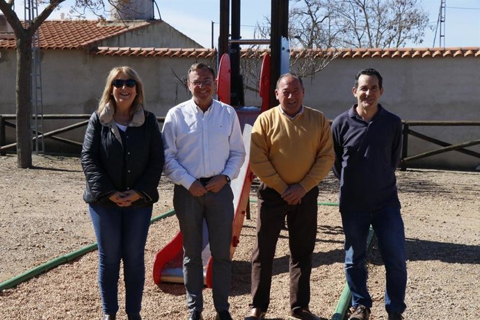 El delegado de Medio Natural y Carreteras de la Diputación de Córdoba, Francisco Palomares (segundo por la izda.), en su visita a Belalcázar.