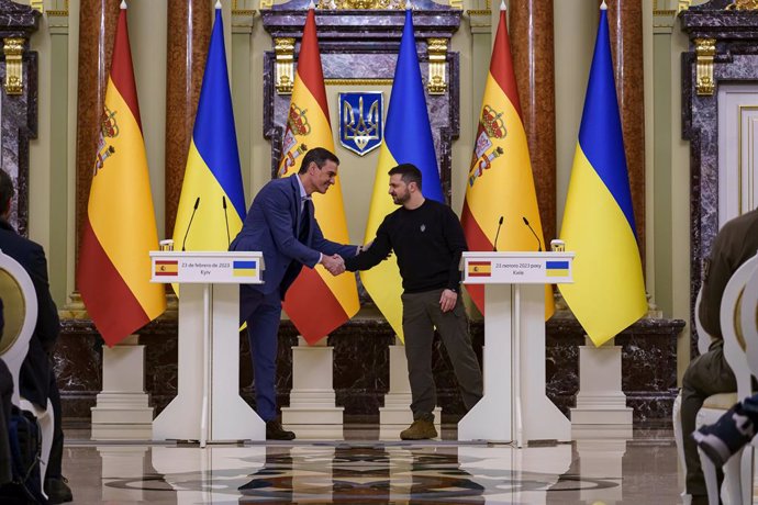 El presidente del Gobierno de España, Pedro Sánchez (i), y el presidente de Ucrania, Volodimir Zelenski (d), se saludan a su llegada al Palacio Mariinski, a 23 de febrero de 2023, en Kiev (Ucrania). Pedro Sánchez ha visitado hoy las huellas que ha dejad