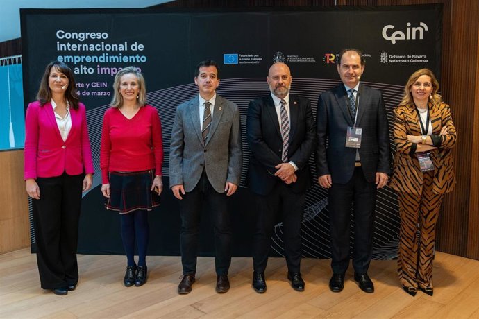 El consejero Irujo y el delegado del Gobierno en Navarra, José Luis Arasti, junto al resto de participantes en el congreso de CEIN