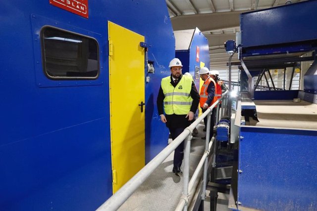 El presidente del Principado de Asturias, Adrián Barbón, visita la nueva planta de clasificación de la basura bruta de Cogersa, en Gijón