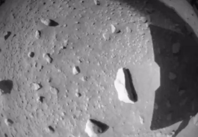 Ingenuity muestra su propia sombra tras aterrizar del vuelo 48 en Marte