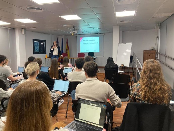 Una treintena de alumnos visita el Centro de Información y Asesoramiento a la Inmigración del Govern.