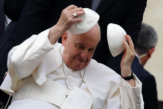 08 March 2023, Vatican, Vatican City: Pope Francis meets with attendees during weekly general audience at St. Peter's square in The Vatican. Photo: Evandro Inetti/ZUMA Press Wire/dpa