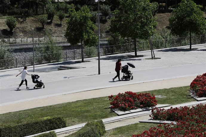 Archivo - Dos madres con carritos de bebé pasean en Madrid Río, a 25 de mayo de 2020.