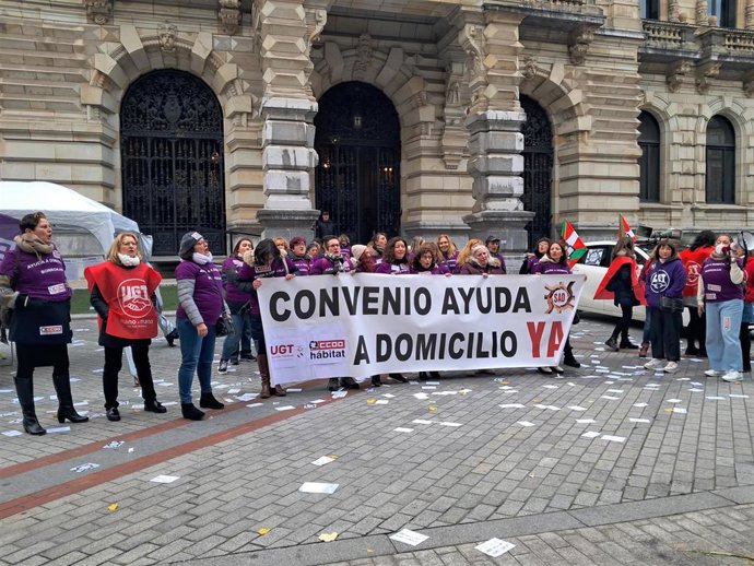 Archivo - Concentración de CCOO y UGT  frente a la Diputación de Bizkaia 