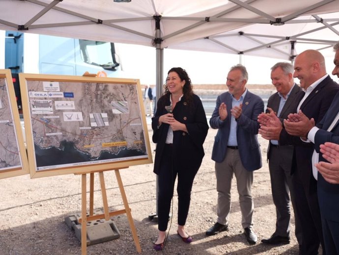 El presidente de Canarias, Ángel Víctor Torres, junto al consejero regional de Transportes, Sebastián Franquis, y el presidente de Fuerteventura, Sergio Lloret, en la puesta en marcha del nuevo tramo de la autovía Eje Norte Sur de Fuerteventura
