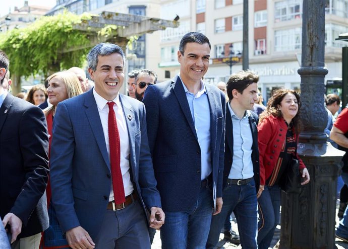 Archivo - Imagen de archivo del secretario general del PSOE de Cantabria, Pablo Zuloaga, y el presidente del Gobierno, Pedro Sánchez